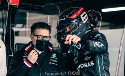 Mercedes, Russell ammette: