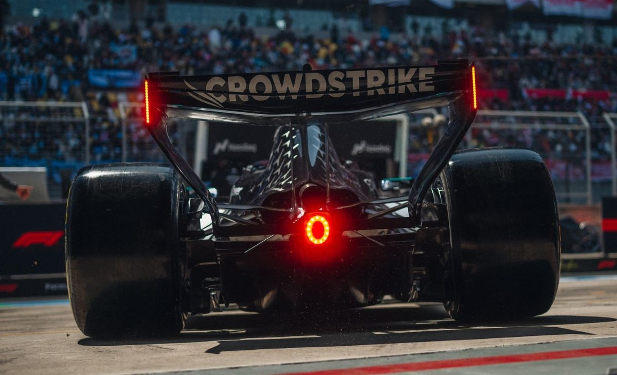 Mercedes si nasconde e fa harakiri, in Cina non si parla d'altro