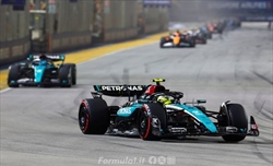 Mercedes rovina la gara di Hamilton a Singapore: il pensiero dietro la strategia - Mercedes: strategia sbagliata per Hamilton a Singapore, ma il rischio era giustificato