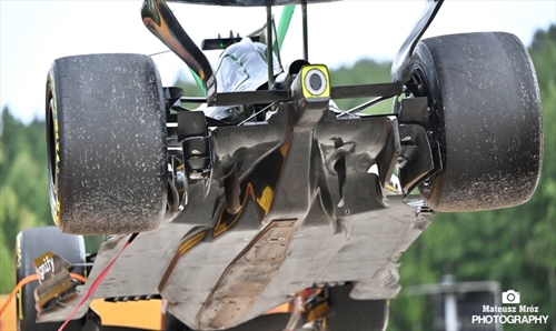 Mercedes W17 a nudo: la foto a Spa mostra i segreti del fondo