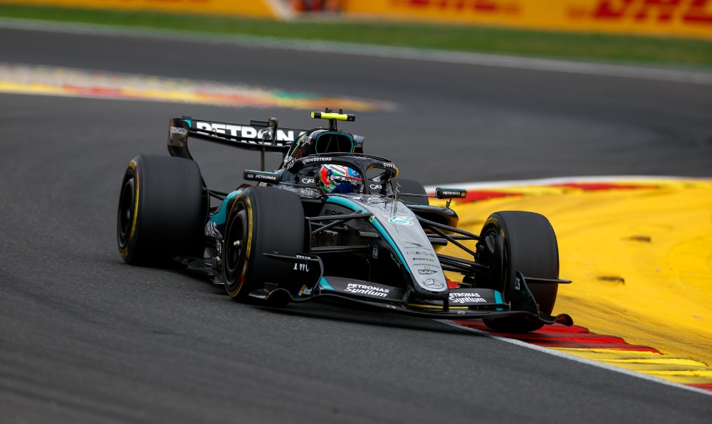 Mercedes W17 a nudo: la foto a Spa mostra i segreti del fondo