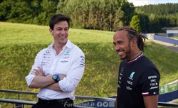 Mercedes, Wolff sul rinnovo di Hamilton: «Dopo il 2021 gli dobbiamo un ottavo mondiale»