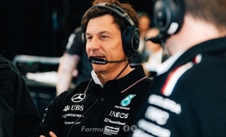 Mercedes, Wolff vieta il calendario di Bottas e scherza sul suo brutto taglio di capelli