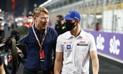 Mick senti Hakkinen: «Non guardare Leclerc e Verstappen, io a 23 anni non ero ancora pronto»