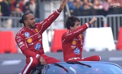 Milano si accende di rosso: Leclerc e Hamilton in macchina infiammano i Tifosi