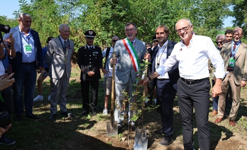 Monza, il «Bosco dei Piloti» cresce: 22 nuovi alberi per il GP d’Italia - Monza, il «Bosco dei Piloti» cresce: 22 nuovi alberi per il GP d’Italia