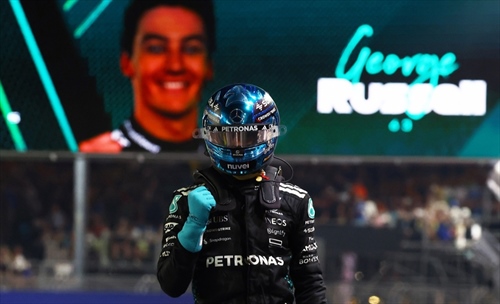 Nella notte di Singapore si riaccende la Mercedes: Russell in pole, Antonelli quarto