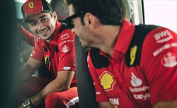 Sainz: «Con Leclerc e Vasseur buon rapporto, vi dico la mia sulle gerarchie». E bacchetta stampa e tifosi... - «Nessuna gerarchia, la Ferrari prima di tutto». Parla Carlos Sainz