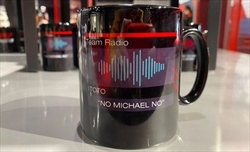 «No Michael, no». Il grido disperato di Toto Wolff alla mostra della F1 in formato...tazza - «No, Michael, no», il grido disperato di Toto Wolff al museo della F1 in versione... tazza