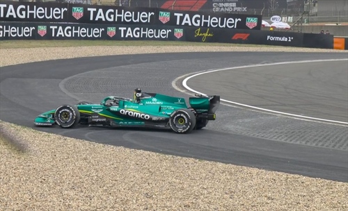 «Non sentivo più mani e piedi»: Alonso rivela il calvario fisico nel GP Cina - «Non sentivo più mani e piedi»: Alonso rivela il calvario fisico nel GP Cina