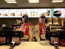 Norris deride le tute Ferrari: «Sono simili a quelle del McDonald's» - Norris deride le tute Ferrari: «Sono simili a quelle del Mcdonald»