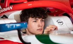 Ollie Bearman dominatore a Baku. Sarà lui il prossimo pilota Ferrari? Ecco la stella della FDA - Ollie Bearman dominatore a Baku. Sarà lui il prossimo pilota Ferrari? Ecco la stella della FDA