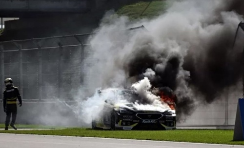 Paura a Silverstone: Nicolas Hamilton illeso dopo l’incendio in gara