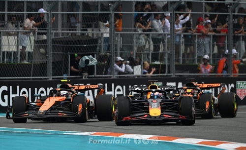 Perché Verstappen tratta diversamente Piastri e Norris? Questione di rispetto - Perché Verstappen tratta diversamente Piastri e Norris? Questione di rispetto