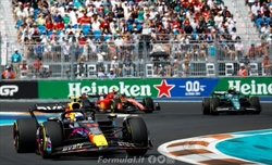 Perez contro Max, parla Chandhok: «Non c'è vergogna nell'essere battuto da Verstappen» - Perez contro Max, parla Chandhok: «Per batterlo dovrebbe prendere esempio da due icone»