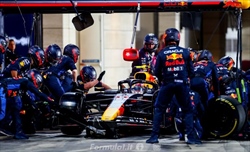 Perez «dorme» al semaforo per aiutare la Red Bull: studia l'assetto per la domenica