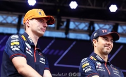 Perez «rovina» i piani di Verstappen: posticipata la festa Mondiale - Perez rovina la festa mondiale di Verstappen, slittati i festeggiamenti: tutti i dettagli