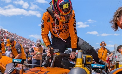 Piastri frena sugli ordini di scuderia: «Con Norris lotta alla pari, si deciderà in pista»
