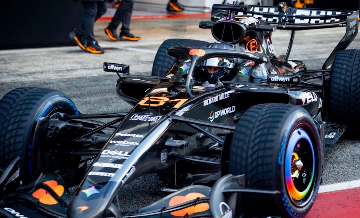 Piastri in pista, la MCL40 cresce tra dati e sfide