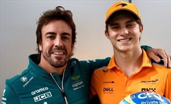 Piastri scambia il suo casco con Alonso: la simpatica reazione della madre - Piastri scambia il suo casco con Alonso: la simpatica reazione della madre