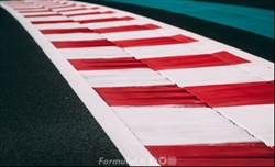 Pirelli si fa sentire e la FIA di notte cambia i cordoli di Yas Marina - Pirelli si fa sentire e la FIA di notte cambia i cordoli di Yas Marina