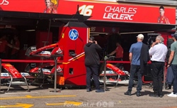 Pitlane Monaco: meccanici a lavoro sulla SF-24 di Leclerc a poche ore dal via