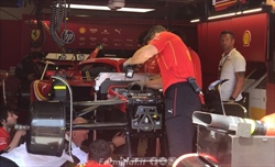 Pitlane Monaco: meccanici a lavoro sulla SF-24 di Leclerc a poche ore dal via - Pitlane Monaco: meccanici a lavoro sulla SF-24 di Leclerc a poche ore dal via