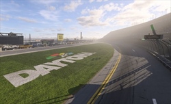 Pitt porta il set alla 24h di Daytona e fa innervosire i piloti