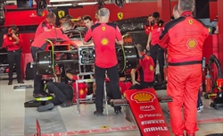 Problemi alla monoposto di Sainz. Corsa contro il tempo per la Ferrari: tutti i dettagli