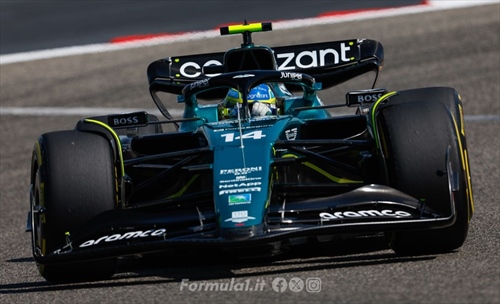 Problemi per Alonso in Bahrain: il volante gli rimane in mano mentre è in pista