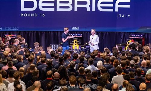 «Qualcuno ci mette vent'anni a vincere»: la frecciatina di Verstappen alla Ferrari