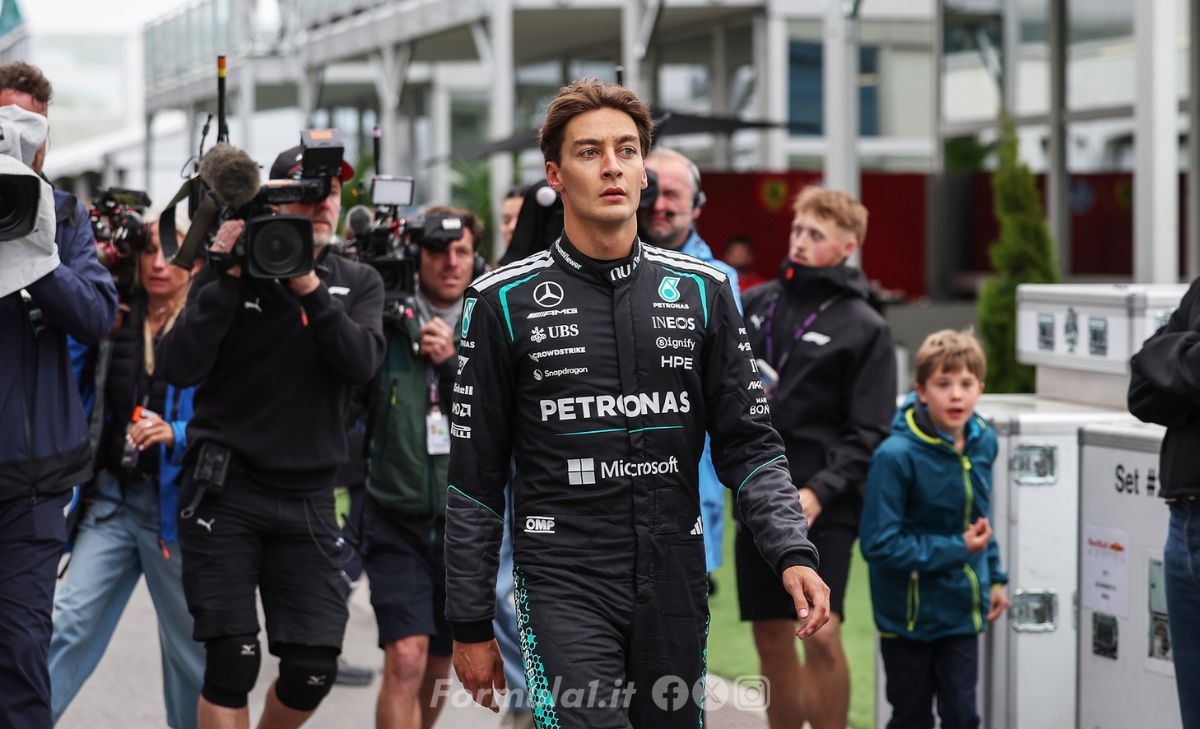 «Qui sono fortunato»: Russell punzecchia la Mercedes