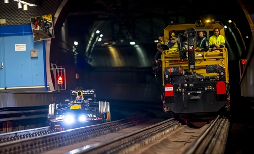 Red Bull arriva a Madrid: la RB8 di Vettel diventa un treno - Red Bull arriva a Madrid: la RB8 di Vettel diventa un treno