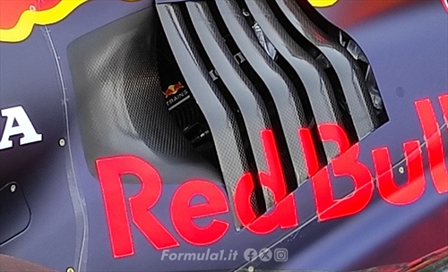 Red Bull, il cofano attillato lascia intravedere la power unit. McLaren la più estrema