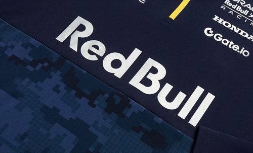 Red Bull, look inedito a Singapore: arriva la divisa mimetica firmata Hypebeast