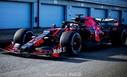 Max Verstappen al volante della RB15 in occasione dello shakedown inaugurale di inizio stagione a Silverstone (stagione 2019)