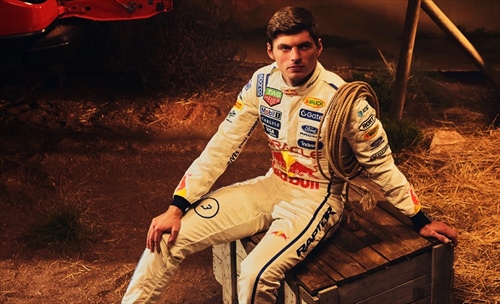 Red Bull si veste da Texas: tute bianche e casco speciale per Verstappen ad Austin - Red Bull si veste da Texas: tute bianche e casco speciale per Verstappen ad Austin
