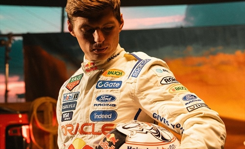 Red Bull si veste da Texas: tute bianche e casco speciale per Verstappen ad Austin - Red Bull si veste da Texas: tute bianche e casco speciale per Verstappen ad Austin
