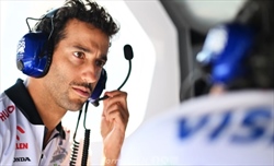 Ricciardo sulla Racing Bulls: «Questa macchina è un'evoluzione, non una Mercedes rosa»