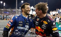 Ricciardo umiliato all'ultimo giro: la reazione non mente