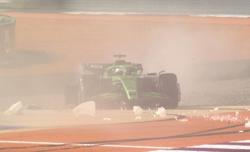 Ritiro per Hulkenberg: safety car in pista