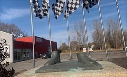 Rubata la statua dedicata a Gilles Villeneuve. L'appello di Jacques: «Non siete umani» - Rubata la statua dedicata a Gilles Villeneuve. L'appello di Jacques: «Non siete umani»