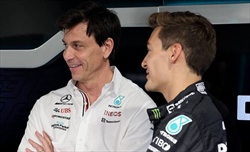 Russell e gli auguri a Wolff: «Dobbiamo farlo di nuovo», in foto con Vettel e Vasseur