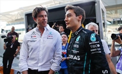 Russell e gli auguri a Wolff: «Dobbiamo farlo di nuovo», in foto con Vettel e Vasseur - Russell e gli auguri a Wolff: «Dobbiamo farlo di nuovo», in foto con Vettel e Vasseur