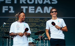 Che succede a Russell? Dopo un 2022 sugli scudi adesso soffre Hamilton  - Russell, il confronto con Hamilton: cosa è cambiato dal 2022?