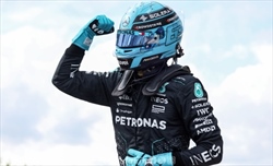 Russell perde il trofeo, non il trionfo. Però quel peso in meno...