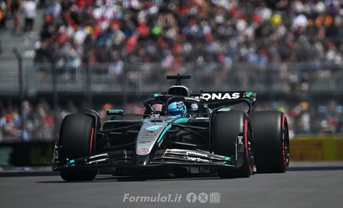 Russell sorride per la pole, poi istiga Max: «Io ho ancora punti sulla patente»