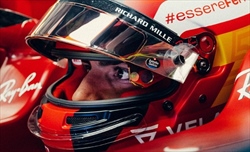 Sainz: «Pronto ad una gara tutta all'attacco. PU? Stiamo valutando». Poi lancia l'allarme Mercedes - Sainz
