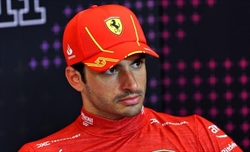 Sainz «appiedato» è la miglior arma della Ferrari: le sue parole sono una sveglia - Sainz «appiedato» è la miglior arma della Ferrari: le sue parole sono una sveglia