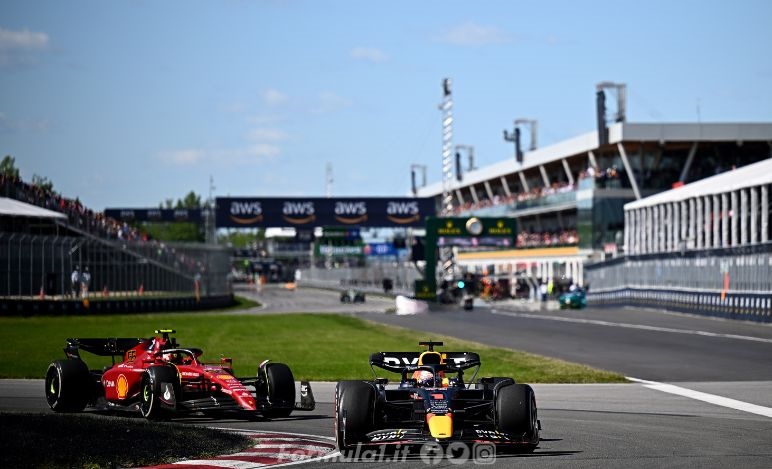 Sainz: «Con gli aggiornamenti alla F1-75 posso spingere senza paura» Sainz: «Con gli aggiornamenti alla F1-75 posso spingere senza paura»